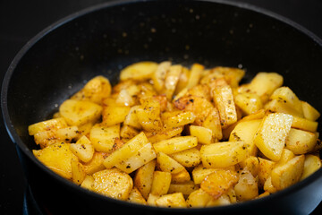 frische Bratkartoffeln mit Zwiebeln uns Speck