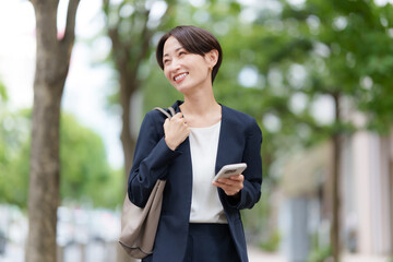 女性　スマートフォン