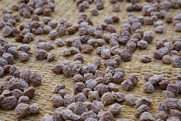 むしろの上に干された梅干し