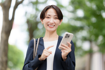 女性　スマートフォン