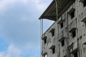 A long-abandoned building in the middle of the street