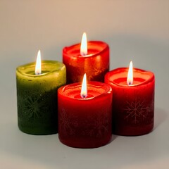 Vier romantische Kerzen mit flackerndem Licht, die sanfte Wärme in die Dunkelheit bringen. Die Kerzen stehen auf einem dunklen Hintergrund und erzeugen eine festliche Atmosphäre, ideal für Weihnachten