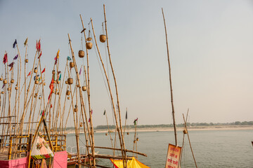 Bambus, Opfergaben hält, in Panch Ganga Ghat, Fluss Ganges, Varanasi, Uttar Pradesh, Indien