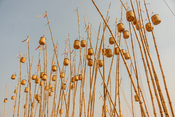 Bambus, der an seiner Spitze Körbe mit Opfergaben hält, in Panch Ganga Ghat, Fluss Ganges, Varanasi, Uttar Pradesh, Indien