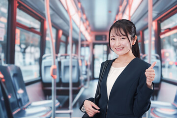 バスに乗って通勤をする若い女性