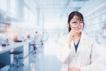 ルーペを持つ若い女性の研究者