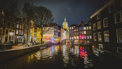 Naklejka premium Night view of the Oudezijds Kolk canal