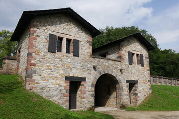 Tor am rekonstruierten r&ouml;mischen Kastell Saalburg  im Taunus