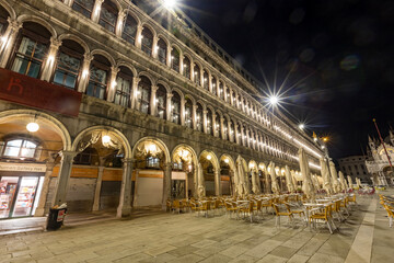 Piazza San Marco a Venezia di notte. un paesaggio unico