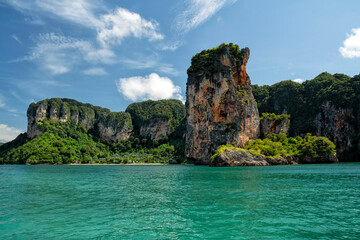 Obraz premium Krabi, Thailand. Travel to the tropical paradise of the Andaman Sea. Islands and beaches of the National Thai Park Krabi 