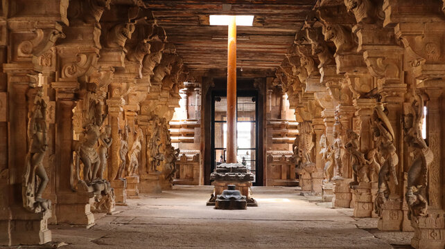 Carved Pillar Passage of Sri Ranganatha Swamy Temple, Srirangam, Tamil Nadu, India.