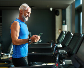gym sport fitness exercise man training phone message texting smartphone mobile mobile phone health healthy smart using app online break running treadmill