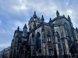 Fototapeta premium Dramatic picture of a historical gothic cathedral in old town, Edinburgh in Scotland 