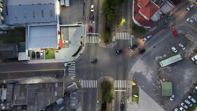 V&iacute;deo a&eacute;reo de um cruzamento de tr&acirc;nsito &agrave; noite em Mogi das Cruzes, SP, Brasil, mostrando a movimenta&ccedil;&atilde;o do tr&aacute;fego e as luzes da cidade iluminando as ruas em um cen&aacute;rio noturno vibrante