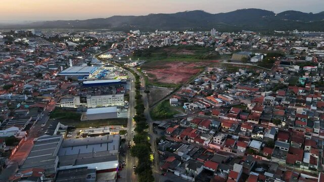V&iacute;deo com vis&atilde;o a&eacute;rea noturna da Avenida Perimetral em Mogi das Cruzes, Brasil, mostrando o tr&aacute;fego intenso e a ilumina&ccedil;&atilde;o da estrada que leva ao litoral, criando uma atmosfera vibrante