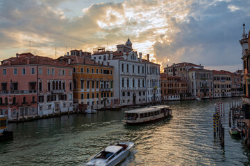 Naklejka premium Venezia al tramonto. Gondole nella Laguna più famosa del mondo.