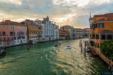 La laguna di Venezia al tramonto. Gondole al Canal grande.