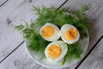 Jajka na twardo z koperkiem © Hanna