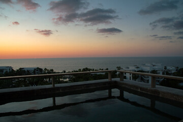 Obraz premium atardecer en la alberca