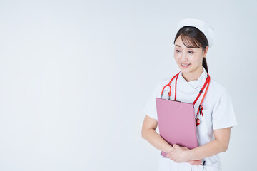 問診する医療スタッフの女性