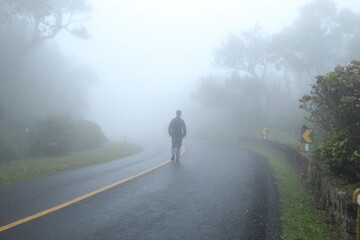 silhueta de homem caminhando em estrada com neblina  - na estrada da graciosa, paraná 