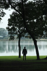 silhueta de homem no parque barigui, curtiiba, paraná 