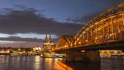 Die Hohenzollernbr&uuml;cke mit dem Dom zu K&ouml;ln