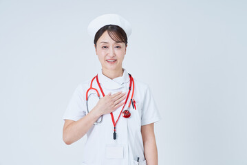 応援のポーズをする医療スタッフの女性