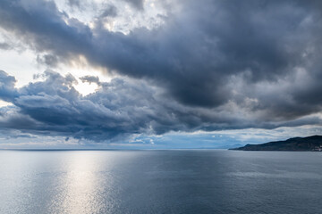 nuages menaçant sur un bord de mer au cap Bear