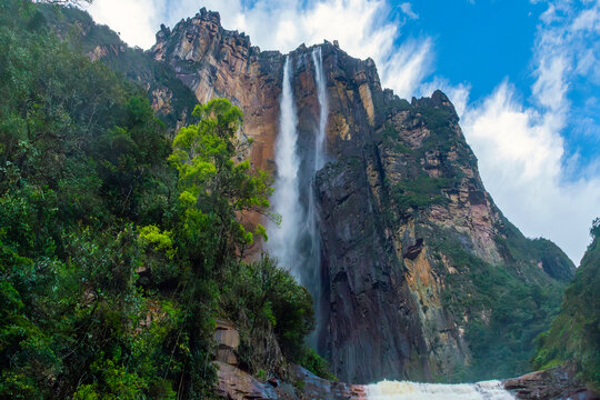 Salto Angel  or Angel Falls is the highest waterfall in the world, at 979 meters high, located in the State of Bol&iacute;var, southeastern Venezuela.