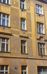 Obraz premium Historic Building Facade With Intricate Details in a Charming City Neighborhood Captured on a Sunny Day