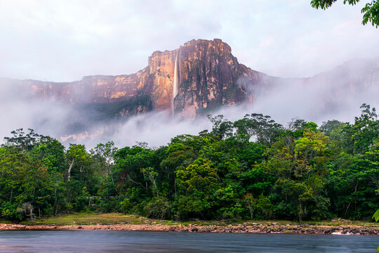 Salto Angel  or Angel Falls is the highest waterfall in the world, at 979 meters high, located in the State of Bol&iacute;var, southeastern Venezuela.
