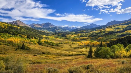 Obraz premium Scenic view of Colorado mountains in autumn with vibrant foliage