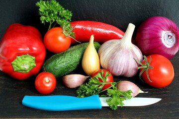A bunch of fresh harvested vegetables lie in one pile.