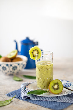 Frullato di kiwi su bicchiere decorato con fetta di kiwi su bordo