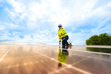 Obraz premium close up on grid of technology renewable solar energy. construction solar panels system on roof. Installing solar photovoltaic panel system. background of blue of solar cell system and structure roof.