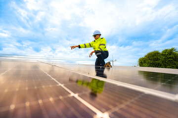 Obraz premium close up on grid of technology renewable solar energy. construction solar panels system on roof. Installing solar photovoltaic panel system. background of blue of solar cell system and structure roof.