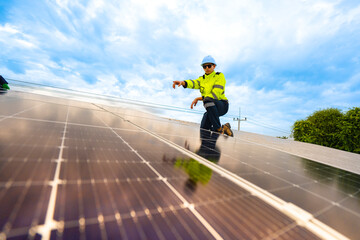 Obraz premium close up on grid of technology renewable solar energy. construction solar panels system on roof. Installing solar photovoltaic panel system. background of blue of solar cell system and structure roof.