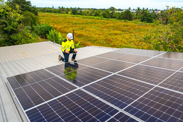 Obraz premium close up on grid of technology renewable solar energy. construction solar panels system on roof. Installing solar photovoltaic panel system. background of blue of solar cell system and structure roof.