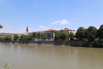 Blick in die Historische Altstadt von Verona in Italien	