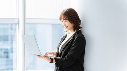 パソコンを使う若い女性・ビジネスウーマン