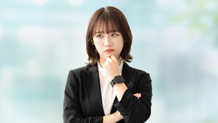 Fototapeta premium 考えごとをする若い女性・ビジネスウーマン