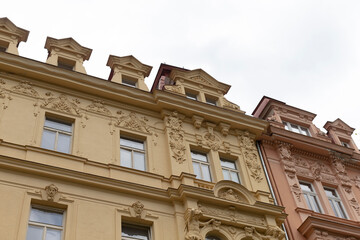 Obraz premium In the background, there is a row of buildings perfectly aligned under a vast white sky, creating a picturesque urban scene