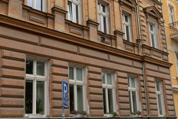 Obraz premium There is a prominent building that features a parking sign positioned right in front of it, which indicates available parking options