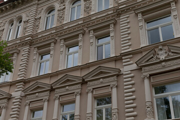 Obraz premium A sizable and impressive building with numerous windows and a series of columns adorning its exterior design and structure
