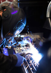 trabajador soldado con un casco de protección