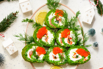 Spinach roll with cream cheese, salmon and red caviar