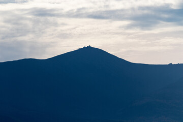 Śnieżka - najwyższy szczyt Karkonoszy oraz Sudetów, jak również Czech, województwa dolnośląskiego, a także całego Śląska. © krzys ser