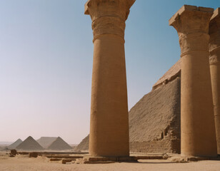 Colonne di un tempio egizio con dettagli architettonici antichi