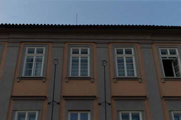 Fototapeta premium The beautiful facade of a tall building featuring windows set against a clear blue sky backdrop